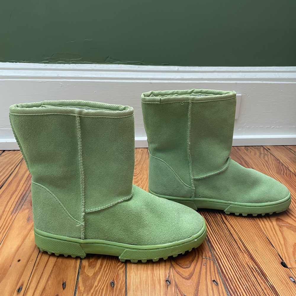 Rampage Candy Apple Green suede cozy boots!